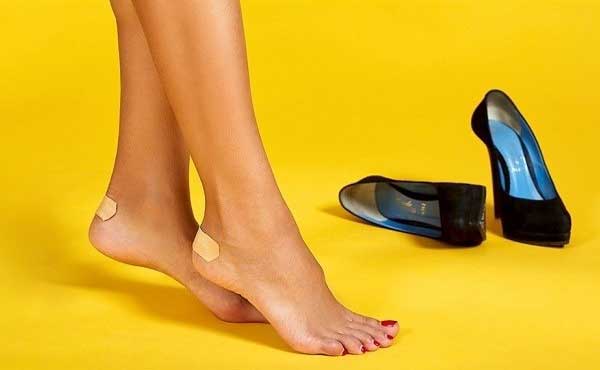 7 cách biến đôi giày cao gót bị rộng thành vừa đơn giản tại nhà