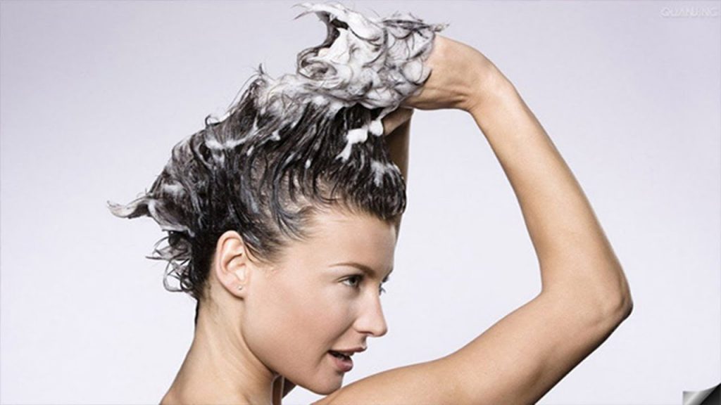 Tóc thẳng sau uốn: Sau khi uốn tóc xoăn, việc làm tóc thẳng lại sẽ giúp cho mái tóc trở nên mềm mại hơn và giảm thiểu tình trạng rối. Xem video hướng dẫn để biết cách làm tóc thẳng sau uốn tóc xoăn.
