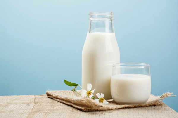 Sữa tươi không đường làm sạch và giúp da mịn màng