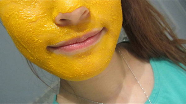 Khi dùng mặt nạ nha đam và bột nghệ cần thoa đều lên da mặt