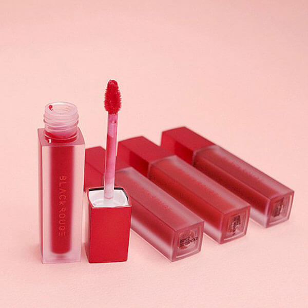 Son Black Rouge xịn khớp vặt khít, trong khi hàng fake nắp khá lệch.