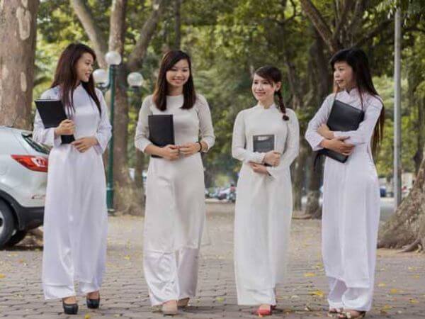 mac-ao-dai-di-hoc-mang-tui-xach-gi